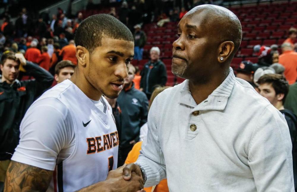 北京时间10月20日3：00，西甲第10轮，凭借姆巴佩的世界波和维尼修斯的破门，皇马客场2-1力克塞尔塔，收获两连胜，先赛一场积分追平榜首的巴萨.