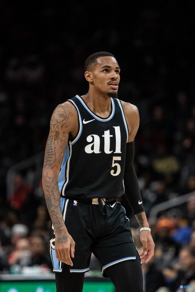 体育上海海港：新帅莱科亮相训练场 风格严谨注重团队